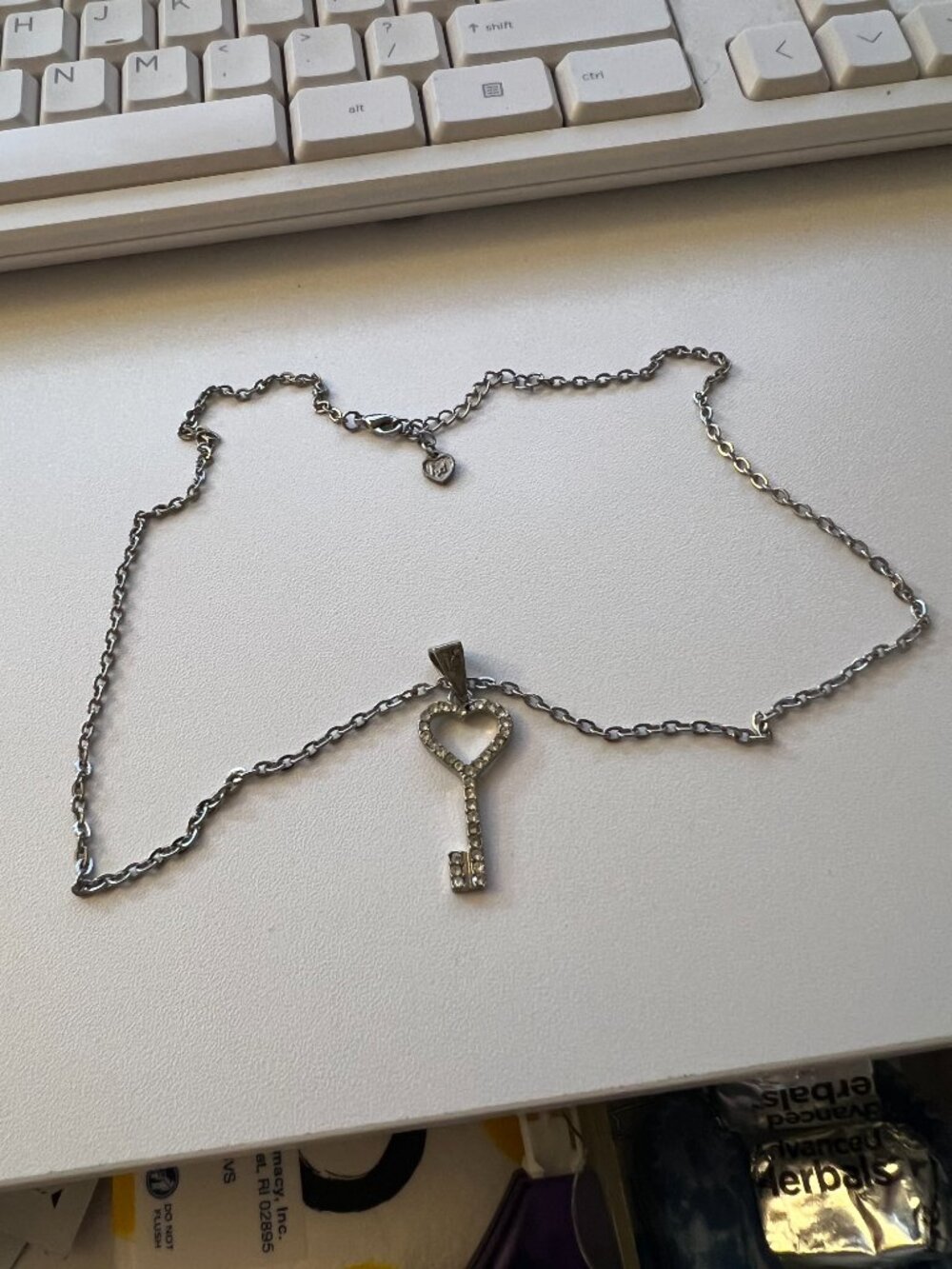 Silver‑Tone Rhinestone Key Necklace – Heart Charm – ID/00 Stamp